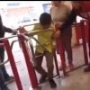 Niño se atora en torniquete de un 3B y le tiene que hacer al contorsionista para salir (VIDEO)
