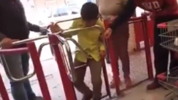Niño se atora en torniquete de un 3B y le tiene que hacer al contorsionista para salir (VIDEO)