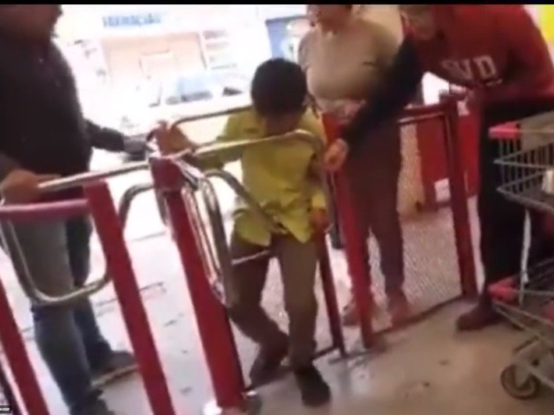 Niño se atora en torniquete de un 3B y le tiene que hacer al contorsionista para salir (VIDEO)