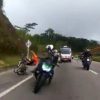 VIDEO: Motoclicta arrolla a ciclista al invadir el acotamiento, ¿quién tuvo la culpa?