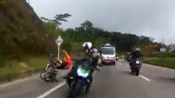 VIDEO: Motoclicta arrolla a ciclista al invadir el acotamiento, ¿quién tuvo la culpa?