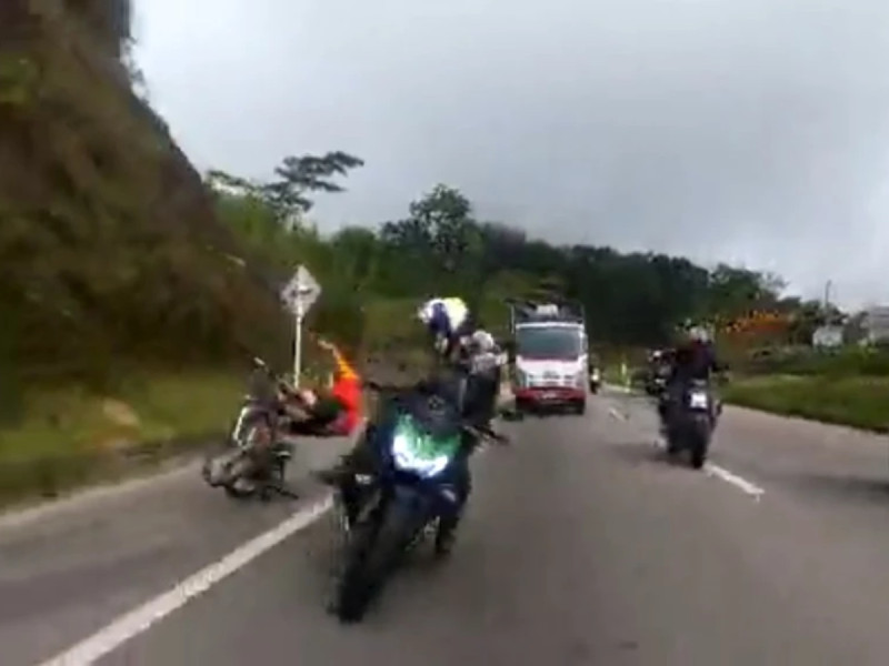 VIDEO: Motoclicta arrolla a ciclista al invadir el acotamiento, ¿quién tuvo la culpa?