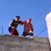 VIDEO: Luchadores se 'avientan un tiro' en azotea y destruyendo un auto al caer de las alturas