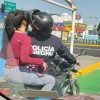 Descubren a policía de Puebla "echando novia" en moto y sin protección