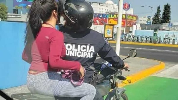 Descubren a policía de Puebla "echando novia" en moto y sin protección