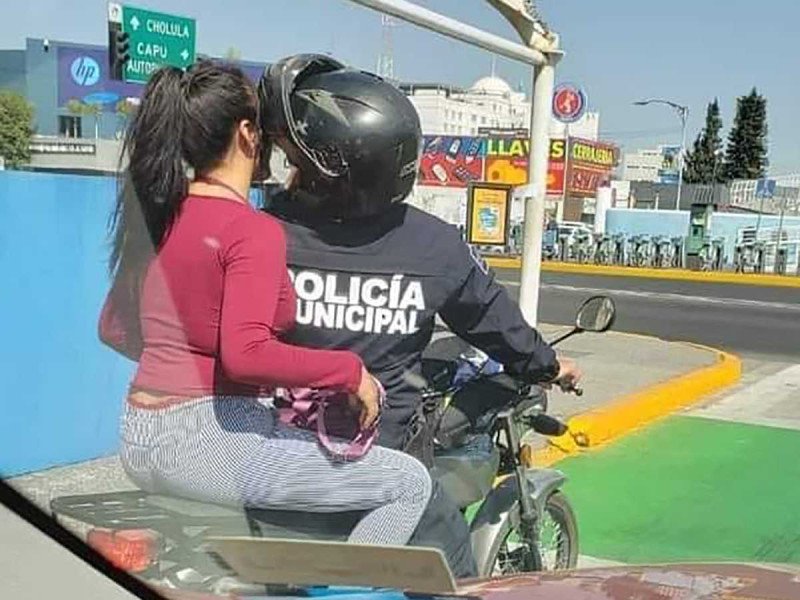 Descubren a policía de Puebla "echando novia" en moto y sin protección