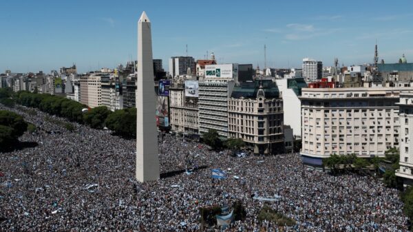Argentina en crisis: gobierno busca opciones para frenar el desplome y devaluación del peso