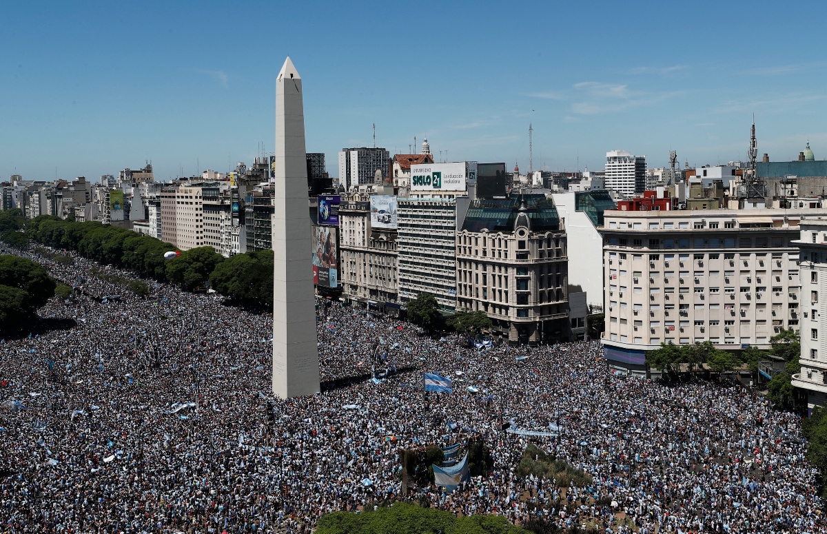 Argentina en crisis: gobierno busca opciones para frenar el desplome y devaluación del peso