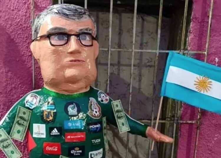 ¡Hay desquite! Crean piñata del Tata Martino y causa sensación