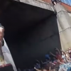 VIDEO: Así fue la espeluznante caída de un aficionado que quería subir al autobús de la Selección Argentina