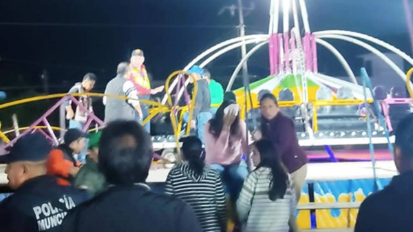 Niña cae 5 metros desde juego mecánico en Hidalgo