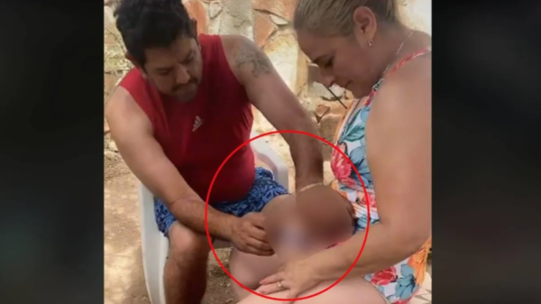 VIDEO: Graban a pareja rasurándose el área del bikini a la orilla de una alberca pública