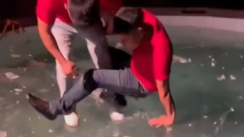 VIDEO: Andaban sacando los pasos prohibidos en el hielo y terminan hundidos