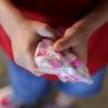Niño pierde dos dedos al explotarle un juego pirotécnico en Sinaloa