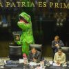 Xóchitl Gálvez, senadora del PAN, protestó disfrazada de dinosaurio contra la Reforma Electoral