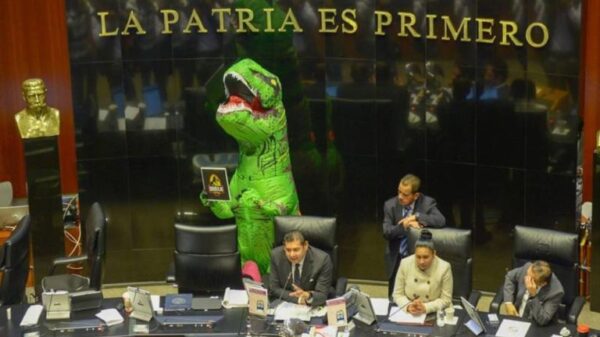 Xóchitl Gálvez, senadora del PAN, protestó disfrazada de dinosaurio contra la Reforma Electoral