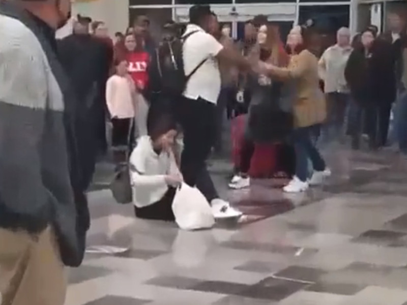 VIDEO: Mujer descubre a esposo con la amante en el aeropuerto; “¿no te da vergüenza?”