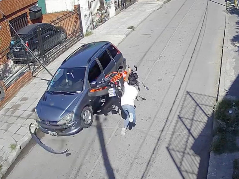 VIDEO: Pide la moto prestada, se avienta un 'caballito' y termina muerto en el asfalto