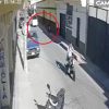VIDEO: Escalofriante momento en que una niña de 4 años es atropellada por una combi