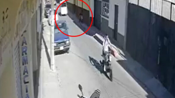 VIDEO: Escalofriante momento en que una niña de 4 años es atropellada por una combi