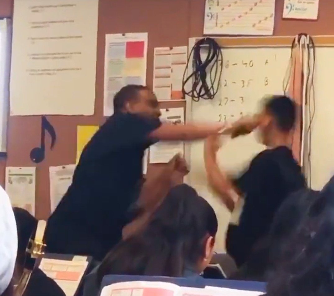 VIDEO: Maestro y alumno pelean intensamente en pleno salón de clases en Los Ángeles