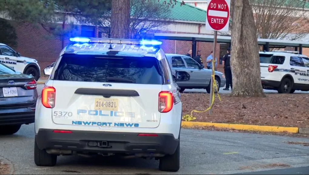 Niño de 6 años está bajo custodia policial tras dispararle a una maestra en Virginia