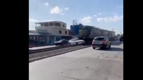 VIDEO: Tren arrastra a un auto más de 50 metros en Tamaulipas