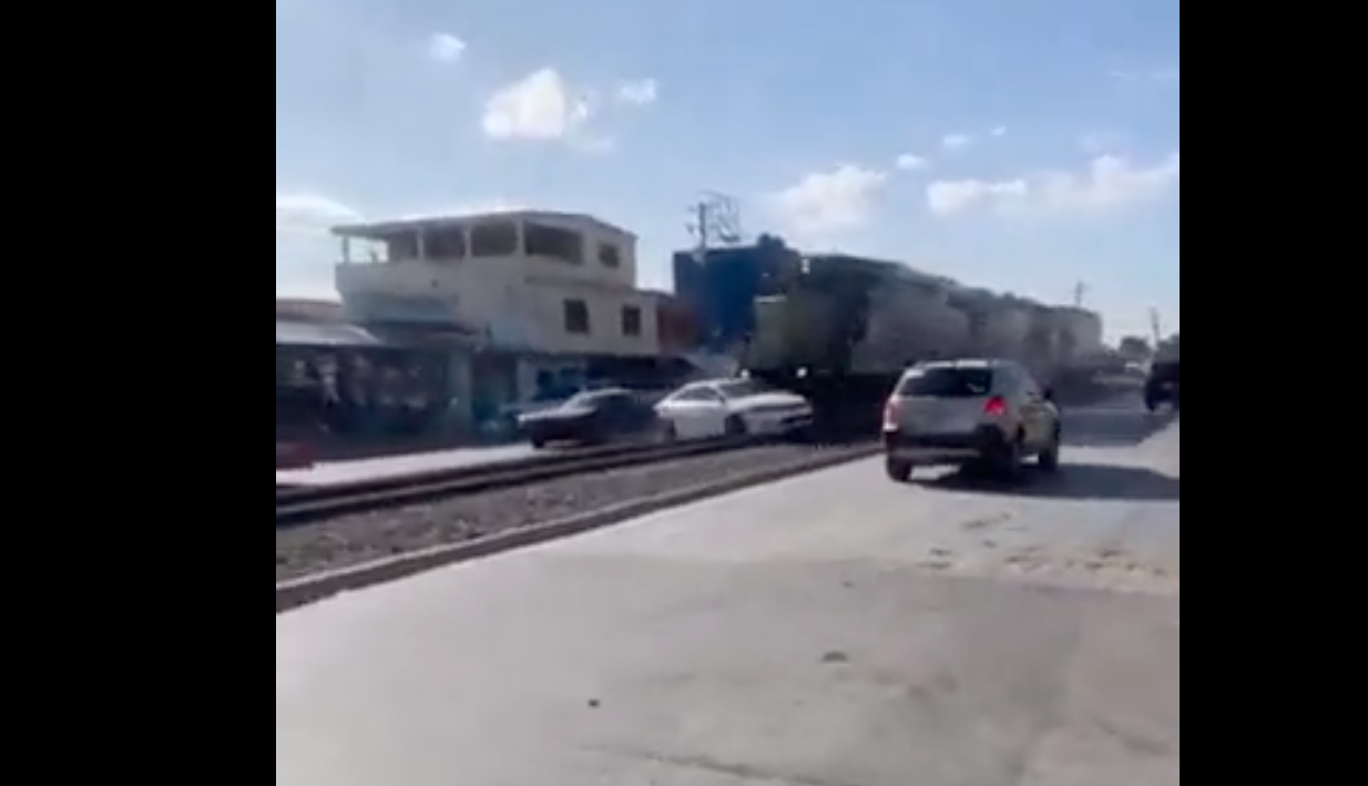 VIDEO: Tren arrastra a un auto más de 50 metros en Tamaulipas