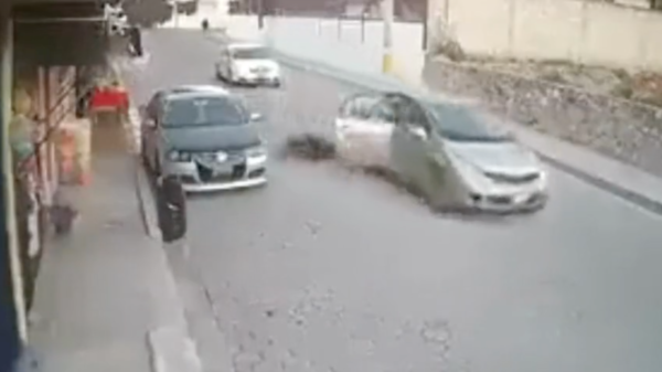 VIDEO: Mujer se arroja de un auto en movimiento para evitar ser secuestrada