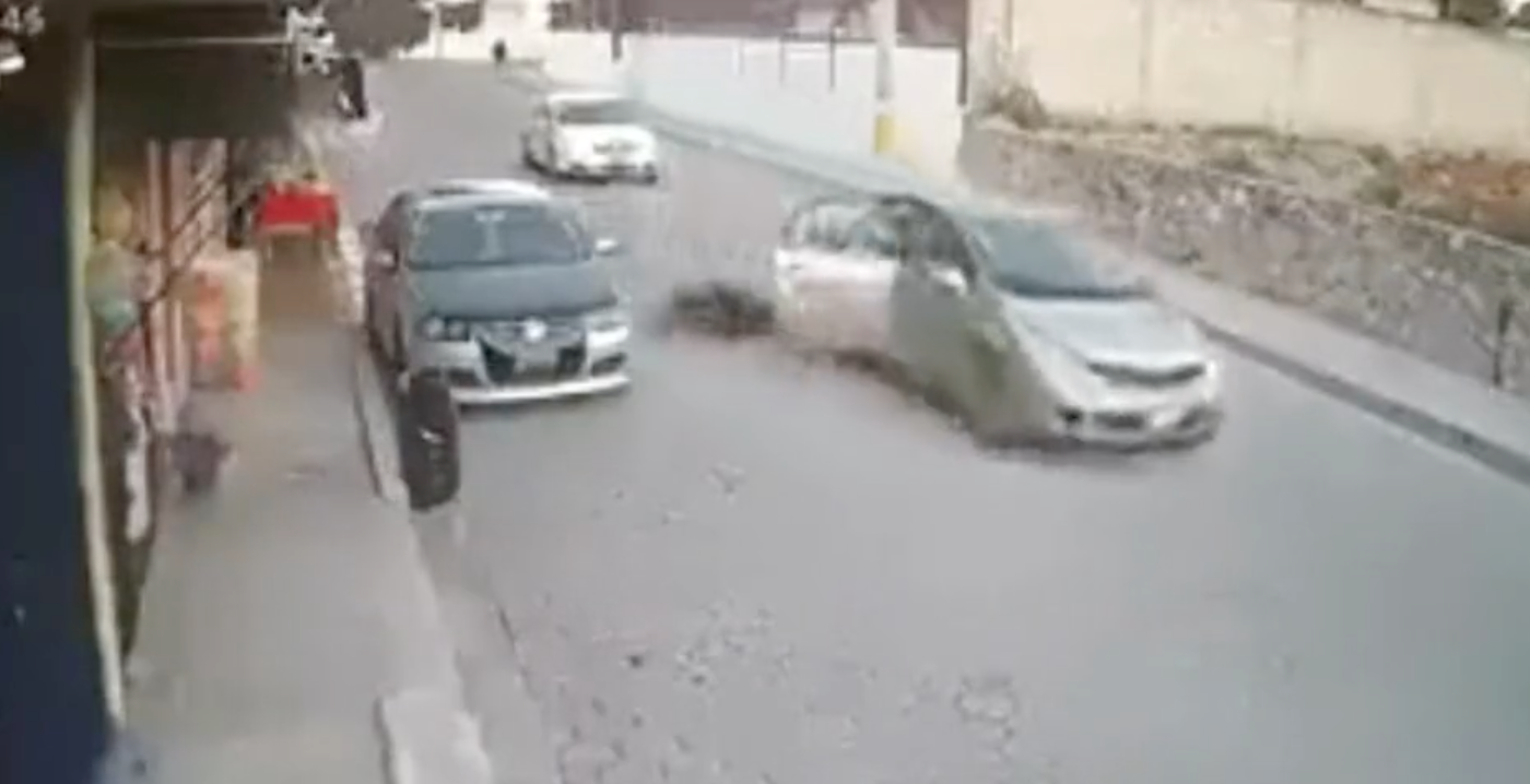 VIDEO: Mujer se arroja de un auto en movimiento para evitar ser secuestrada