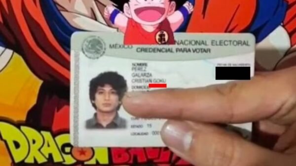 ¡Sí es real! Goku muestra su INE y confirma que es mexicano