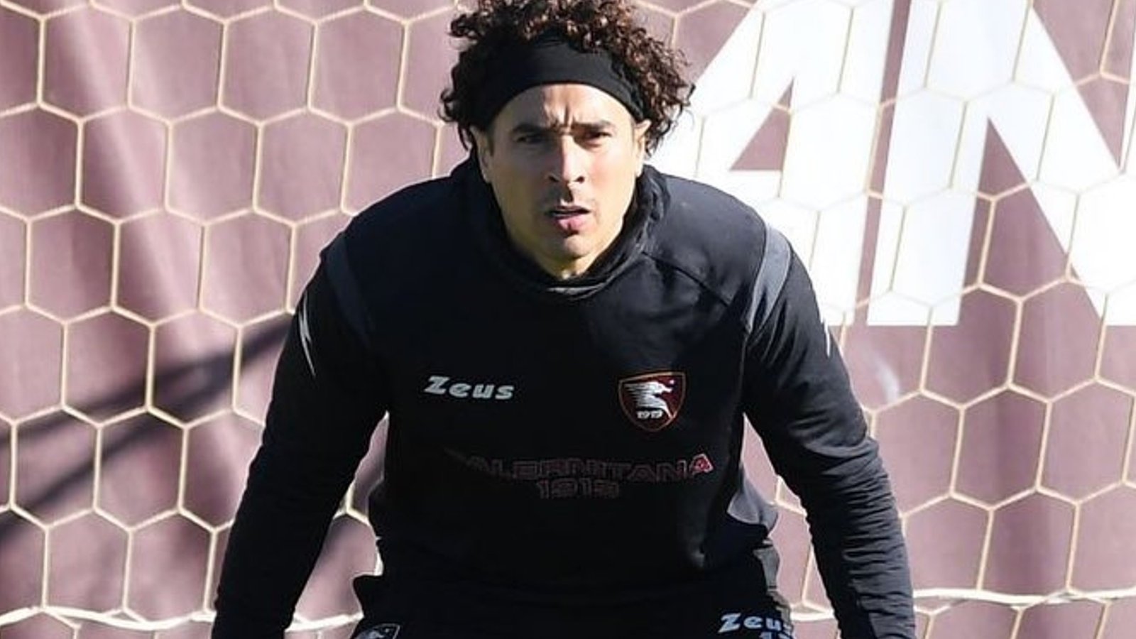 Ochoa tuvo una noche de pesadilla y su equipo el Salernitana pierde 8-2