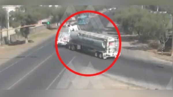 VIDEO: Trailer de doble remolque vuelca en México-Pachuca por ir a exceso de velocidad