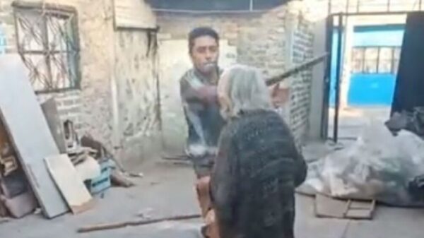 VIDEO: Hombre golpea a su abuelito con un tubo causa indignación pero ya fue detenido