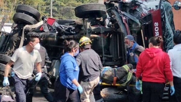 VIDEO: Volcadura de camión de bomberos deja tres lesionados en Magdalena Contreras