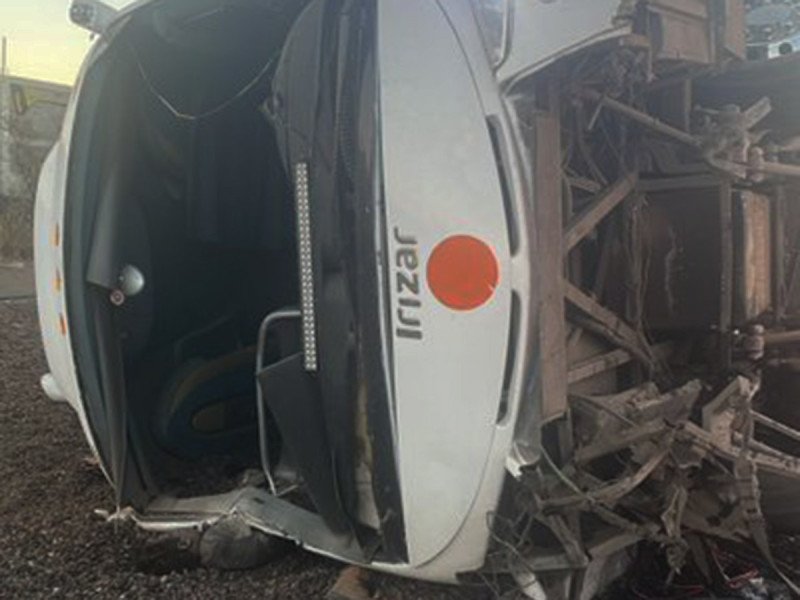 Autobús con peregrinos vuelca en la México-Puebla; reportan 3 muertos y 21 lesionados