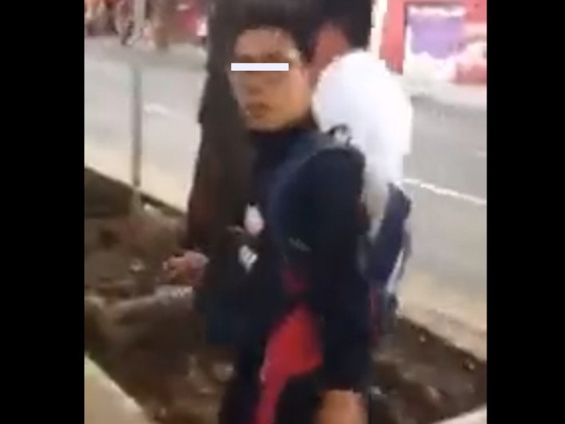 VIDEO: Señor castiga con tremendo zape a jovencito por haber rayado la banqueta