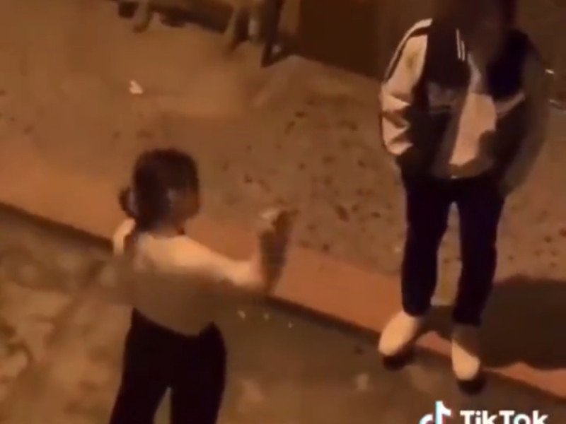 VIDEO: Mujer se golpea sola tras presuntamente discutir con el novio pero queda exhibida