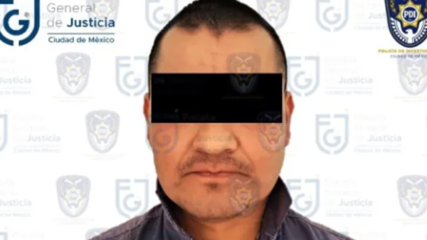 Detectives de la Fiscalía General de Justicia de la Ciudad de México (FGJCDMX) cumplimentaron una orden de aprehensión a un hombre que era buscado por su probable participación en el delito de abuso sexual agravado, cometido contra una persona menor de edad. Los trabajos de campo y gabinete, realizados por agentes de la Policía de Investigación (PDI) adscritos a la Fiscalía de Investigación de Delitos Sexuales, de la Coordinación General de Investigación de Delitos de Género y Atención a Víctimas, permitieron ubicar a dicha persona en la colonia Jardines del Pedregal, en la alcaldía Tlalpan. Luego de ser informado sobre el ordenamiento judicial, el hombre fue aprehendido y trasladado al Reclusorio Preventivo Varonil Oriente, donde quedó a disposición del juez de control que lo requirió. La indagatoria señala que el individuo probablemente agredió sexualmente a la víctima, menor de edad, cuando se encontraban en una vivienda ubicada en la alcaldía Coyoacán