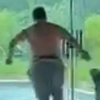 VIDEO: Hombre 'enloquece' al festejar un gol pero se estrella brutalmente contra la puerta de vidrio