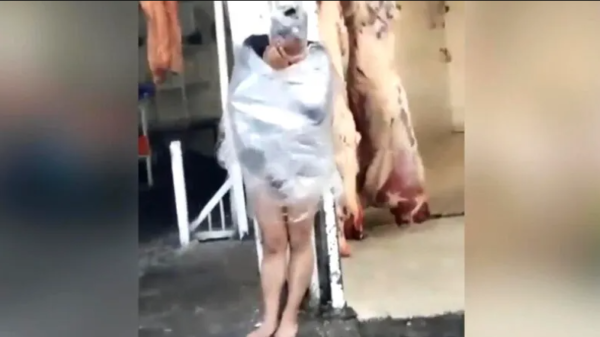 VIDEO: Comerciantes someten, desnudan y emplayan a ladrón para darle un escarmiento
