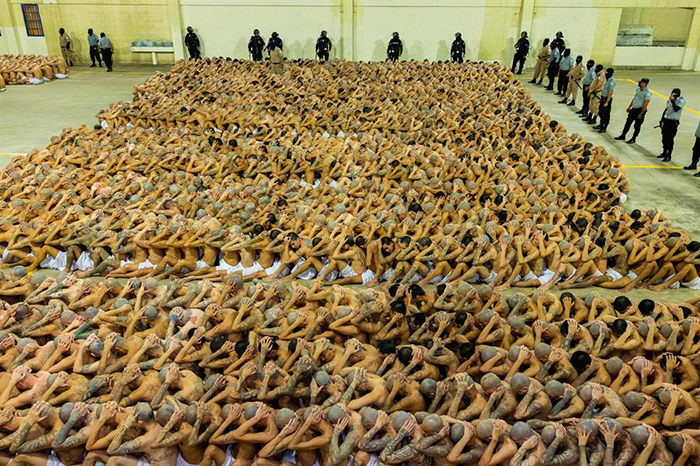 Bukele exhibe impresionantes imágenes del traslado de 2 mil pandilleros a nueva prisión de El Salvador