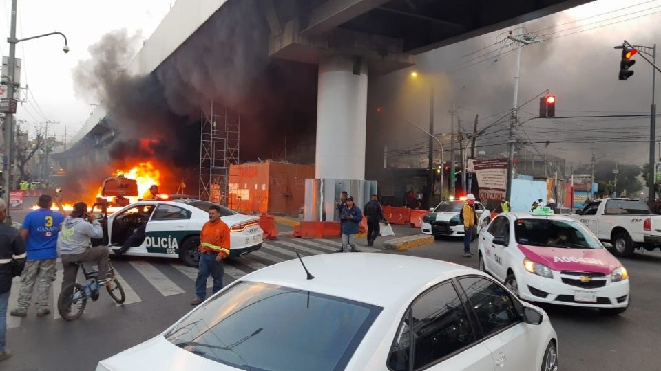 VIDEO: Se registra fuerte incendio debajo de las trabes de las línea 12 de metro