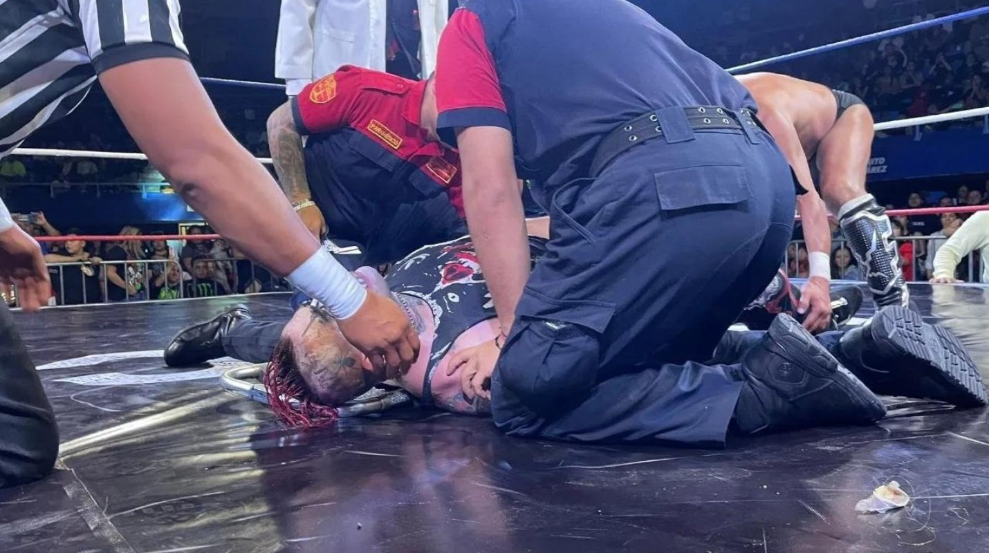 Desconocido ataca al luchador Pagano en pleno show y le aplica un fatídico martinete