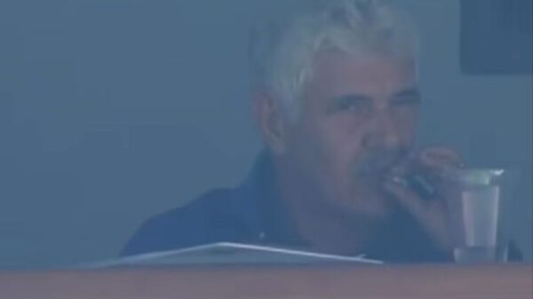 Captan al Tuca Ferreti fumando durante juego del Cruz Azul en el Estadio Azteca