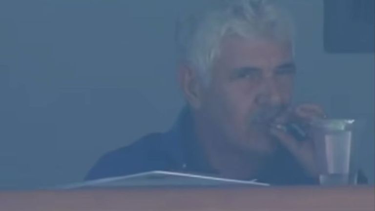 Captan al Tuca Ferreti fumando durante juego del Cruz Azul en el Estadio Azteca