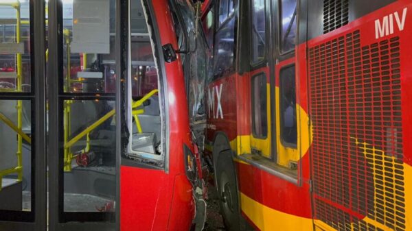 VIDEO: Choque entre 2 unidades del Metrobús en Paseo de la Reforma e Hidalgo deja varios heridos