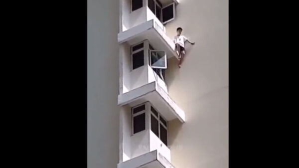 VIDEO: Niño resbala desde lo alto de un edificio y las imágenes resultan impactantes