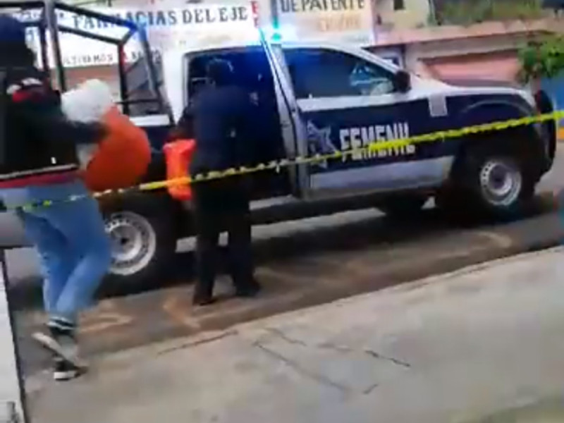 Acusan a policía del Chalco de usar la patrulla para recoger su lavandería