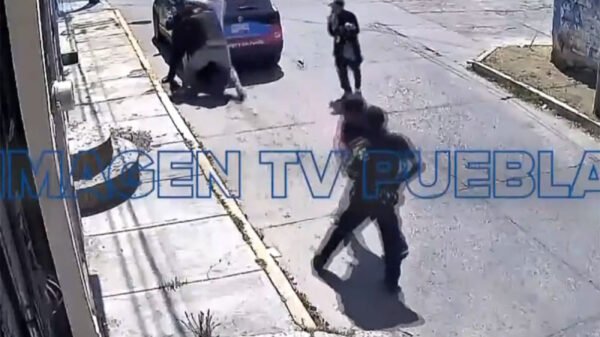 VIDEO: Borrachos golpean brutalmente a policía en Puebla y lo rematan azotándolo en el piso